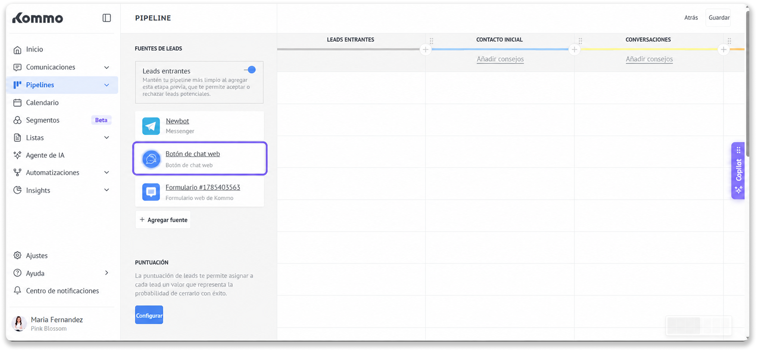 Kommo interface displaying lead sources with highlighted chat button option.