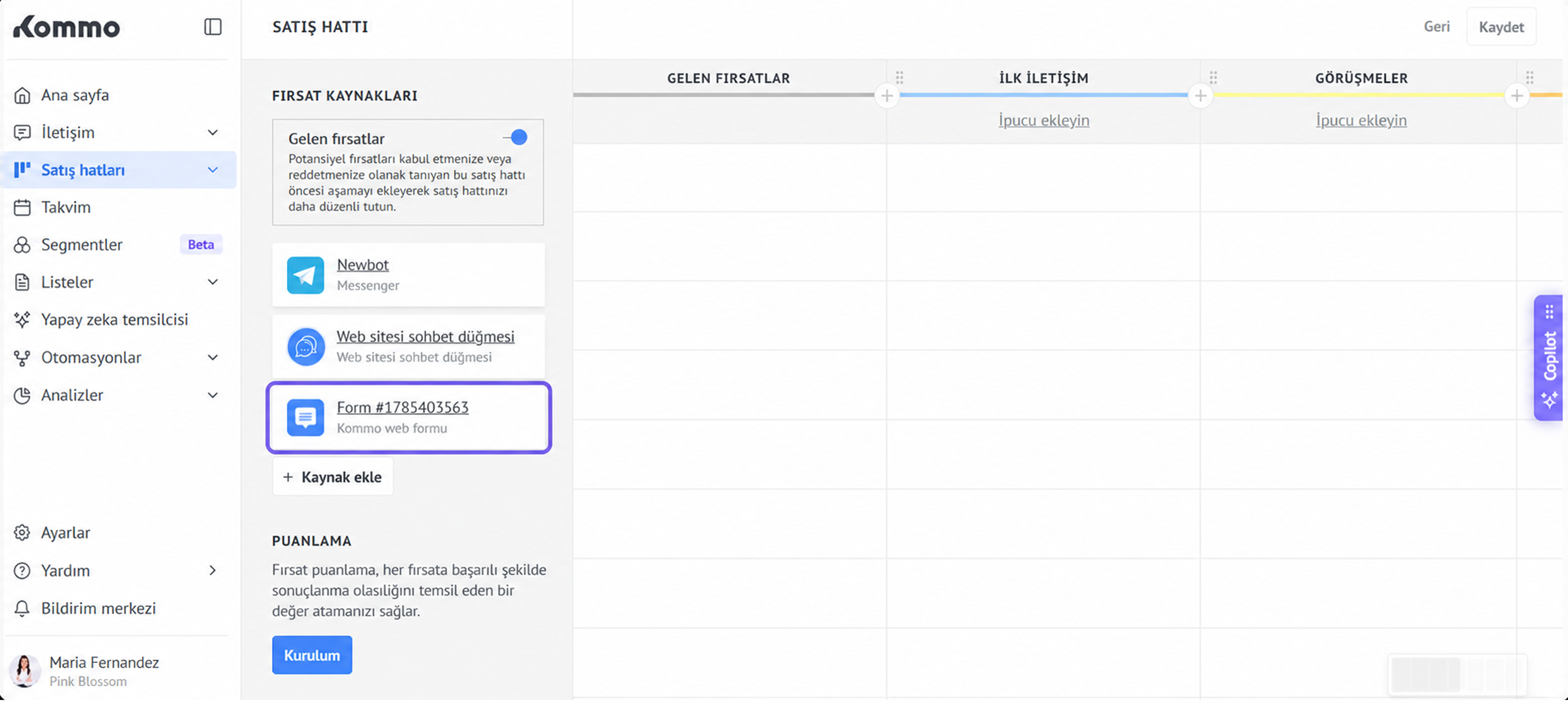 Kommo interface displaying sales opportunities and a highlighted web form option.