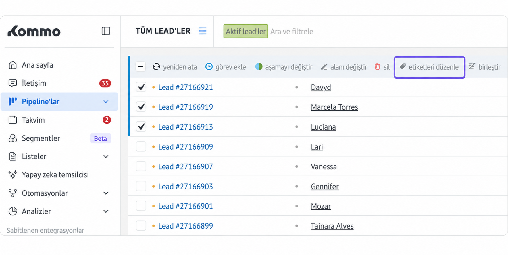 Kommo interface displaying active leads with options to edit tags and manage tasks.