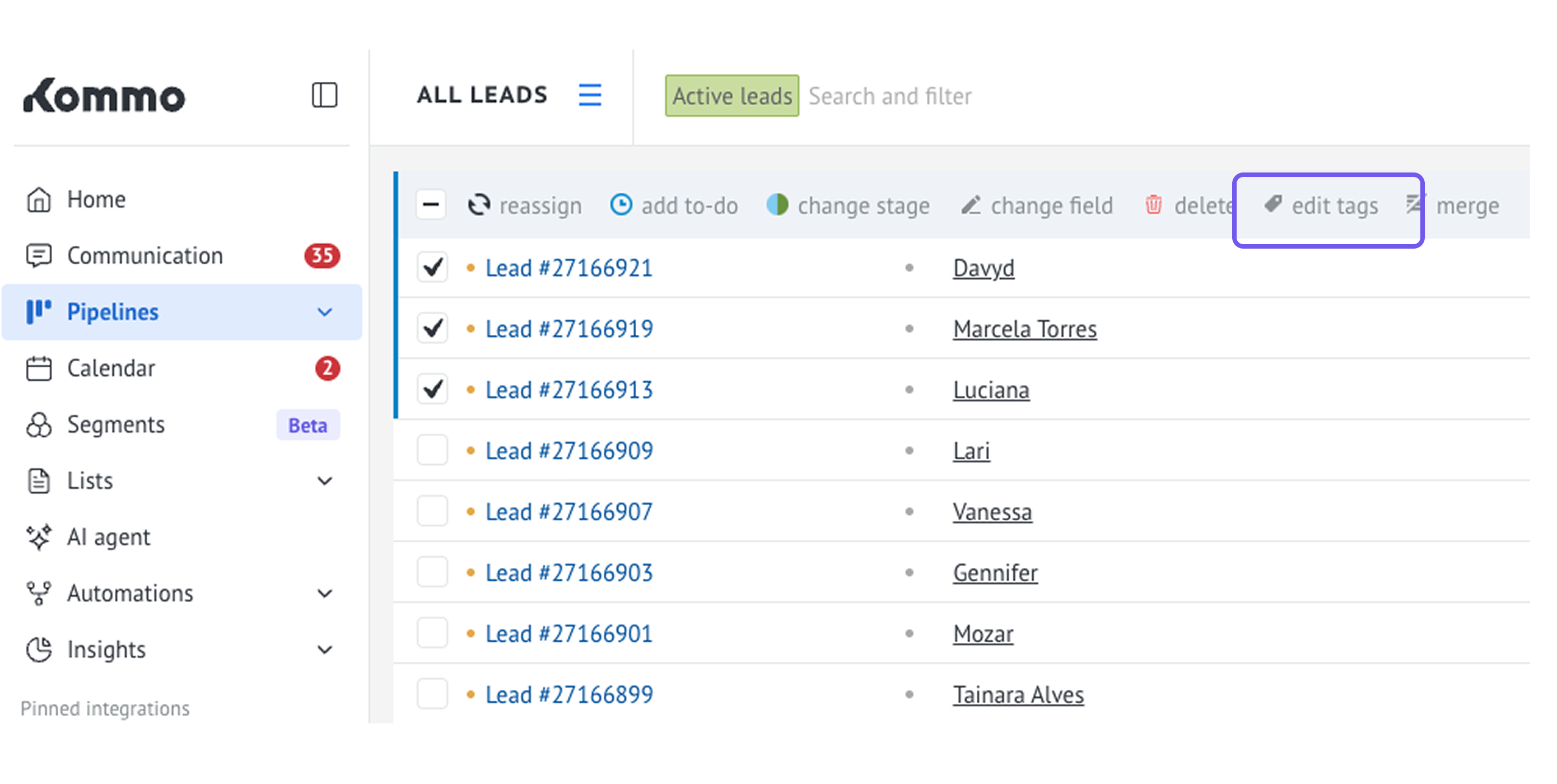 Kommo interface displaying active leads with options to edit tags and manage pipelines.